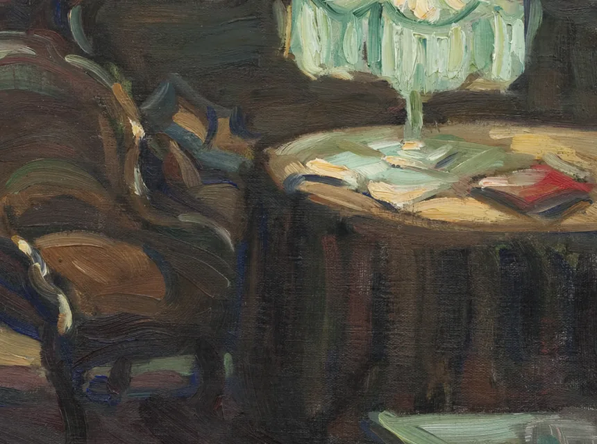 Gemalter Sessel neben einer Lampe und einem runden Tisch