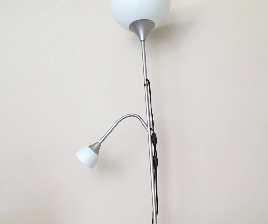 Stehlampe mit großem Schirm und kleinem Lesearm